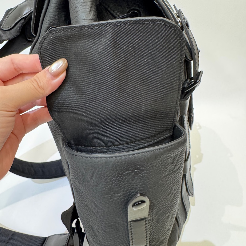 LV Christopher PM 黑壓紋牛皮束口下蓋後背包 晶片款-15