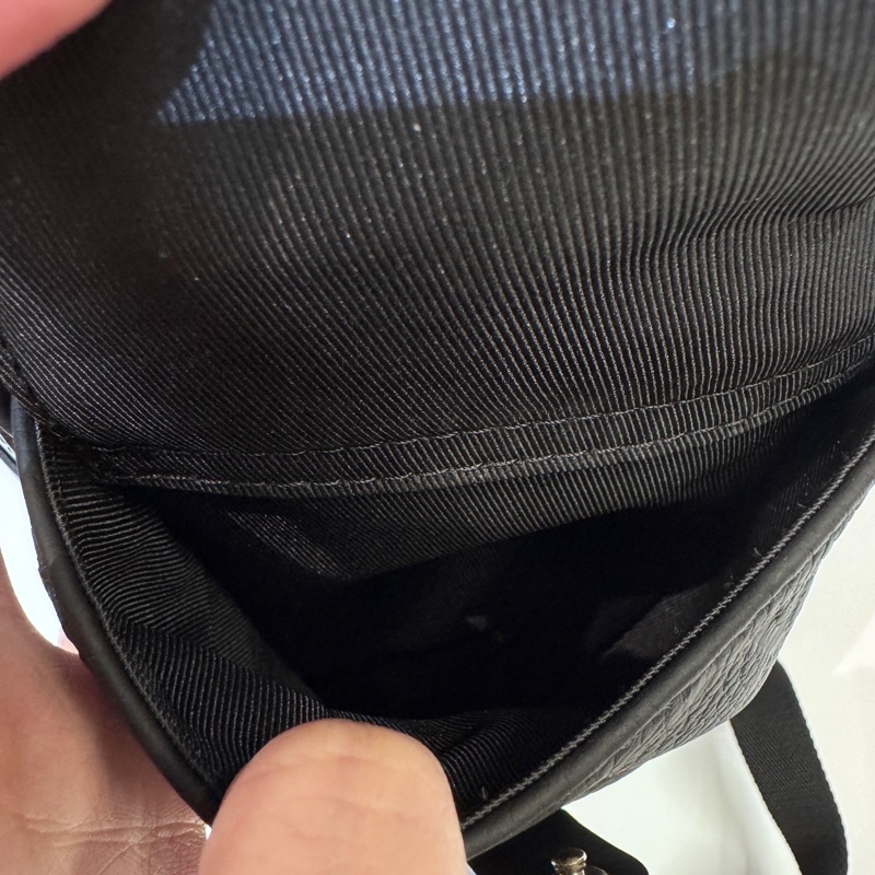 LV Christopher PM 黑壓紋牛皮束口下蓋後背包 晶片款-18