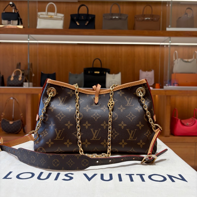 【實力派百搭日常包】Louis Vuitton CarryAll BB 老花肩背包|經典 Monogram|附行李吊牌與金鍊|輕盈大容量-1