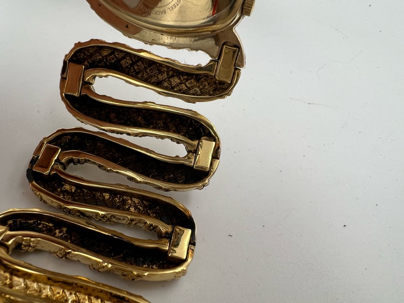 robertcavalli 金色蟒蛇造型手環錶。-17