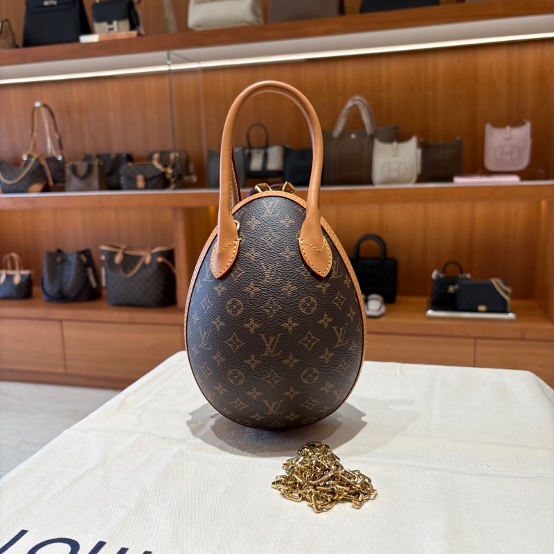 【LV 經典老花 × 限量藝術品】Louis Vuitton Monogram Egg Bag 恐龍蛋手提包｜立體雕塑感設計｜限量稀有收藏款-0