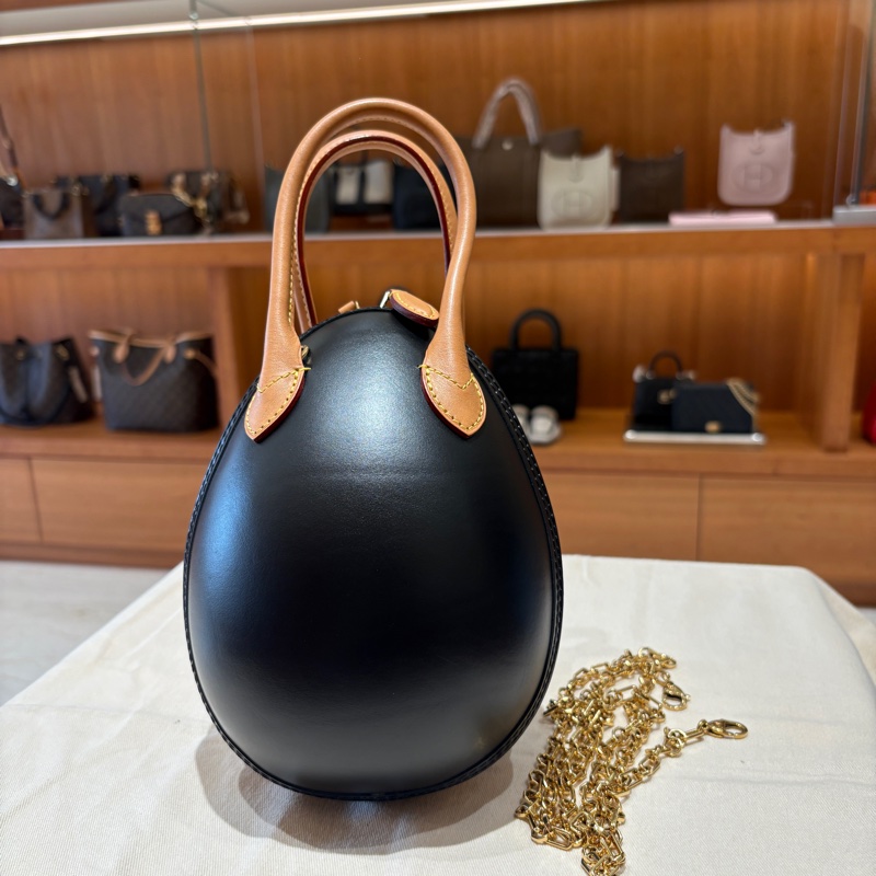 【LV 經典老花 × 限量藝術品】Louis Vuitton Monogram Egg Bag 恐龍蛋手提包｜立體雕塑感設計｜限量稀有收藏款-1