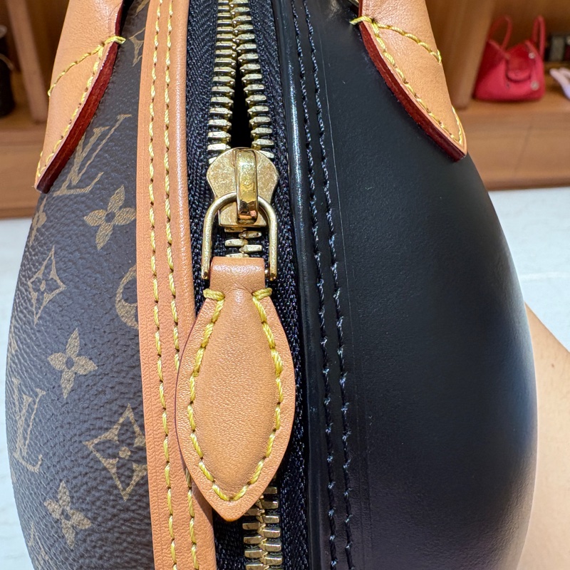 【LV 經典老花 × 限量藝術品】Louis Vuitton Monogram Egg Bag 恐龍蛋手提包｜立體雕塑感設計｜限量稀有收藏款-8
