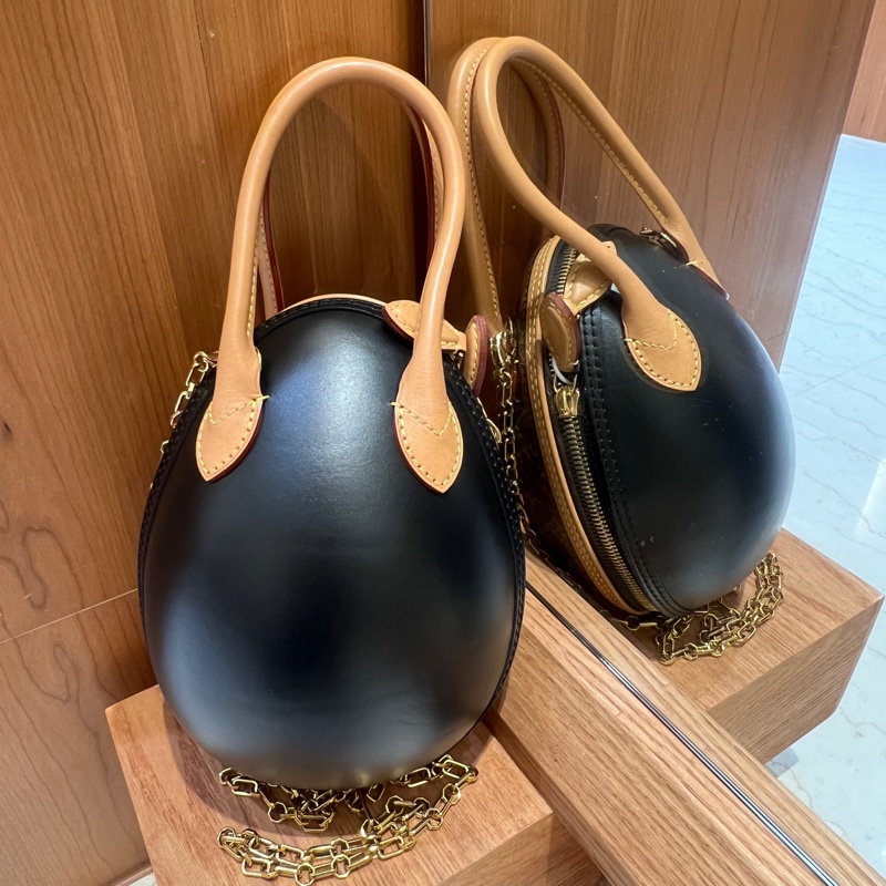 【LV 經典老花 × 限量藝術品】Louis Vuitton Monogram Egg Bag 恐龍蛋手提包｜立體雕塑感設計｜限量稀有收藏款-3