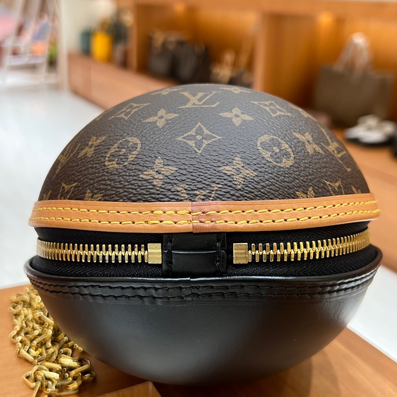 【LV 經典老花 × 限量藝術品】Louis Vuitton Monogram Egg Bag 恐龍蛋手提包｜立體雕塑感設計｜限量稀有收藏款-11