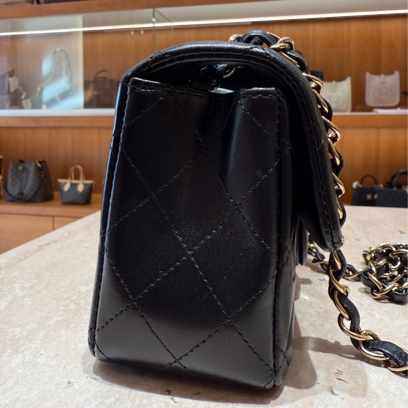 【氣質百搭首選】CHANEL CF Mini Flap 口蓋包｜金鍊黑羊皮｜品牌最受矚目保值款-4