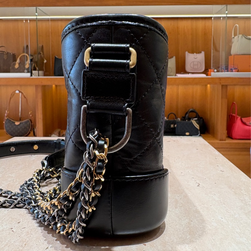 【明星御用，超高顏值】CHANEL Gabrielle Hobo 小號流浪包｜菱格紋金銀鍊｜Pharrell & GD 着用款｜男女皆宜設計美學-3