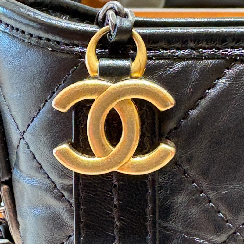 【明星御用，超高顏值】CHANEL Gabrielle Hobo 小號流浪包｜菱格紋金銀鍊｜Pharrell & GD 着用款｜男女皆宜設計美學-4