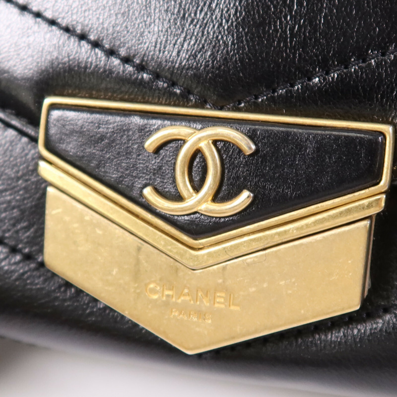 CHANEL 牛皮皮革Chevron Medal Flap Bag金扣鏈帶肩背袋-8