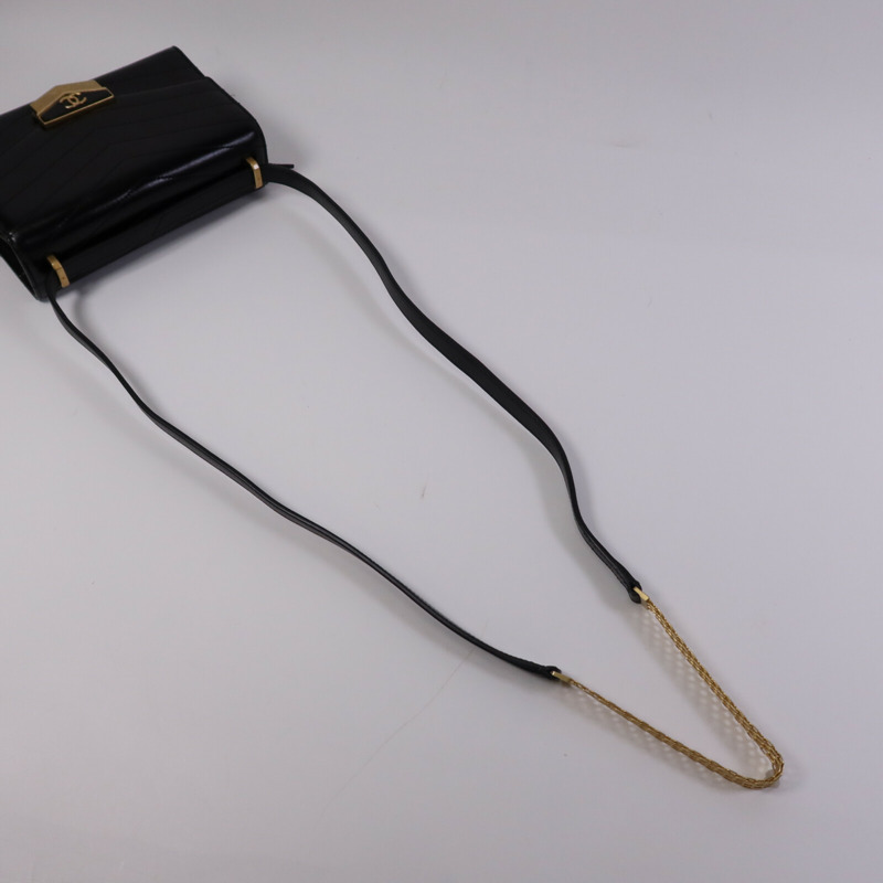 CHANEL 牛皮皮革Chevron Medal Flap Bag金扣鏈帶肩背袋-9