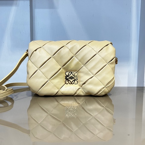 Loewe 米黃羊皮Goya Puffer金釦肩斜背包