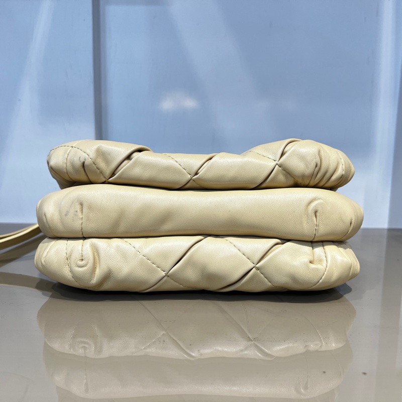 Loewe 米黃羊皮Goya Puffer金釦肩斜背包-2