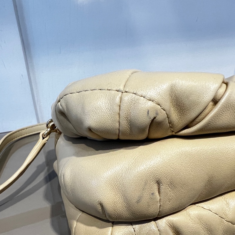 Loewe 米黃羊皮Goya Puffer金釦肩斜背包-3