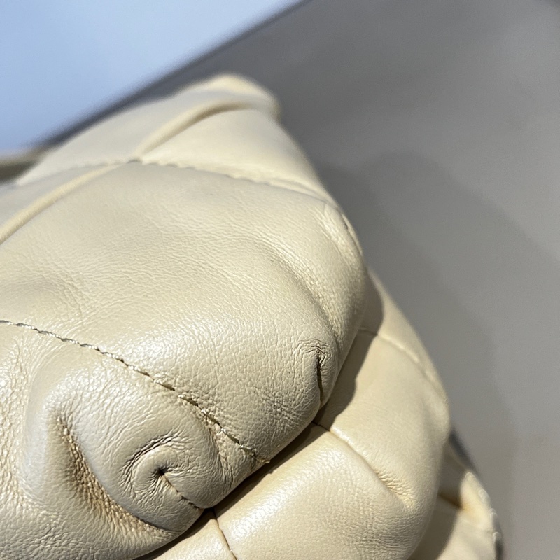 Loewe 米黃羊皮Goya Puffer金釦肩斜背包-6