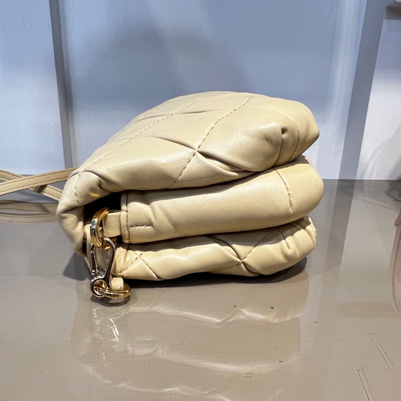 Loewe 米黃羊皮Goya Puffer金釦肩斜背包-8