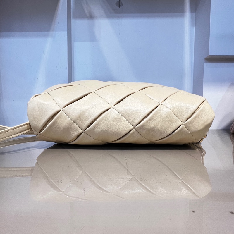 Loewe 米黃羊皮Goya Puffer金釦肩斜背包-9