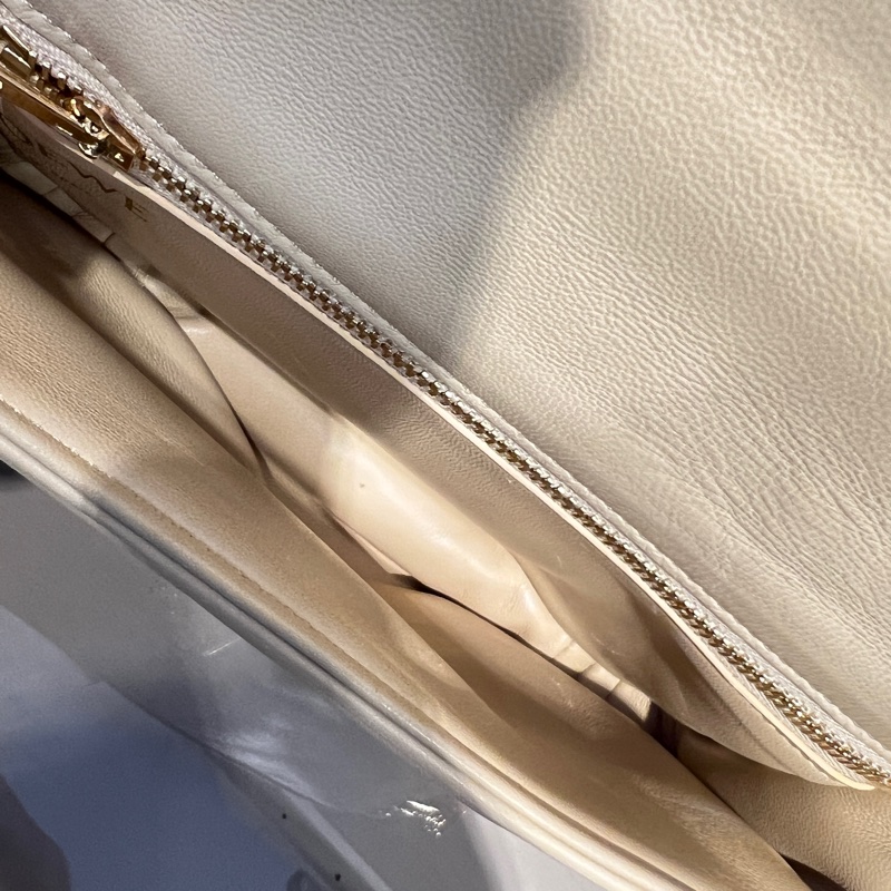 Loewe 米黃羊皮Goya Puffer金釦肩斜背包-10