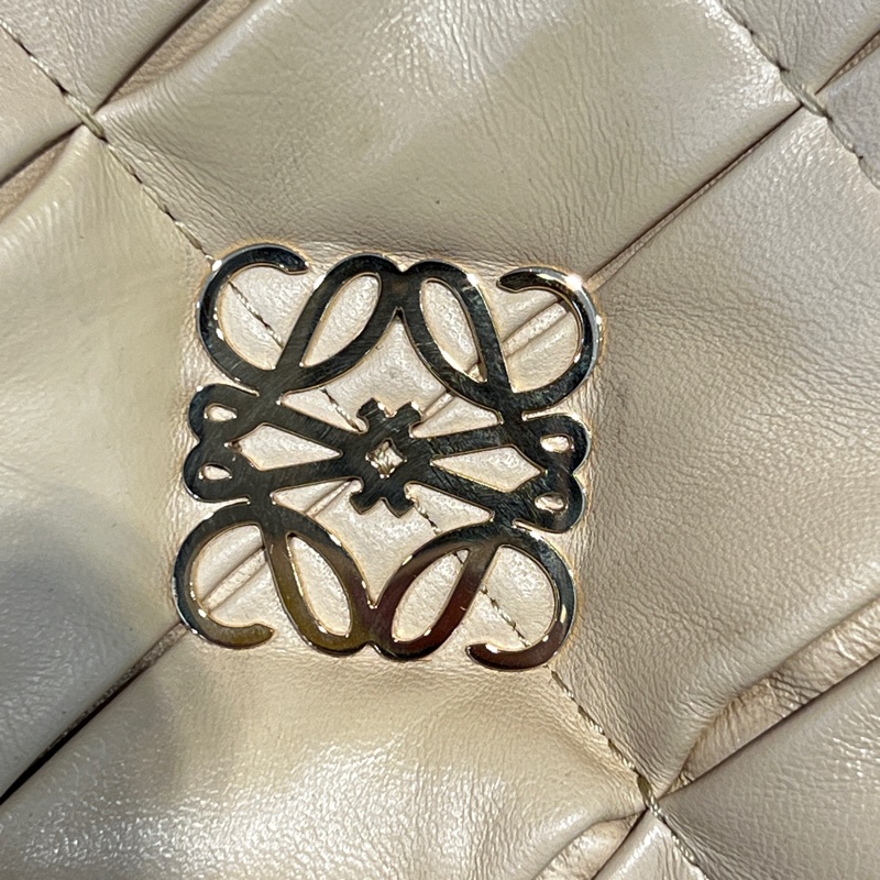 Loewe 米黃羊皮Goya Puffer金釦肩斜背包-12
