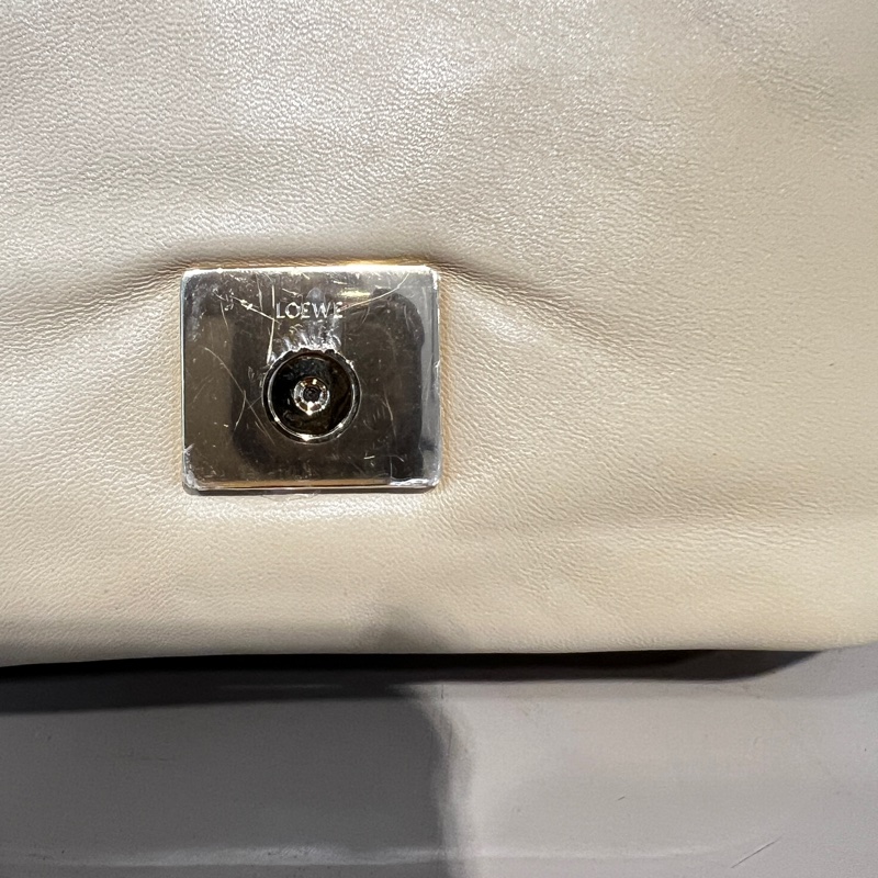 Loewe 米黃羊皮Goya Puffer金釦肩斜背包-16