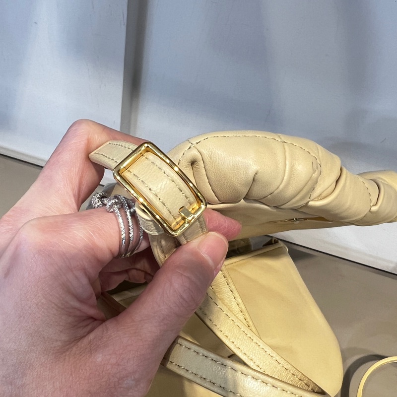 Loewe 米黃羊皮Goya Puffer金釦肩斜背包-17