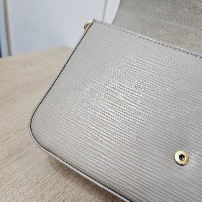 [奶茶色水波紋好物甜價☺️] LV奶茶色Epi皮革三合一斜背鏈包-14