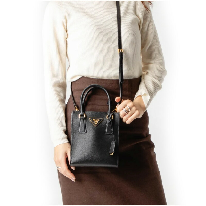 PRADA 印有流行三角形標誌的 Saffiano 手提包-12