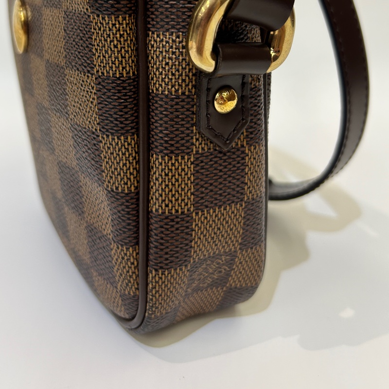 Lv 棋盤格前釦式口袋斜背包-1