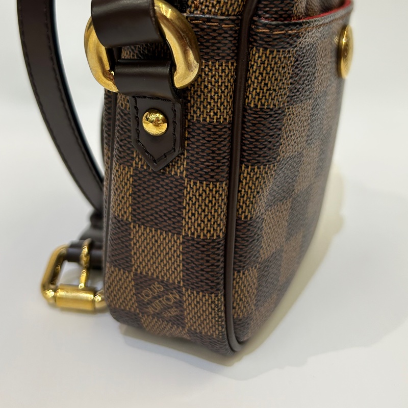 Lv 棋盤格前釦式口袋斜背包-2