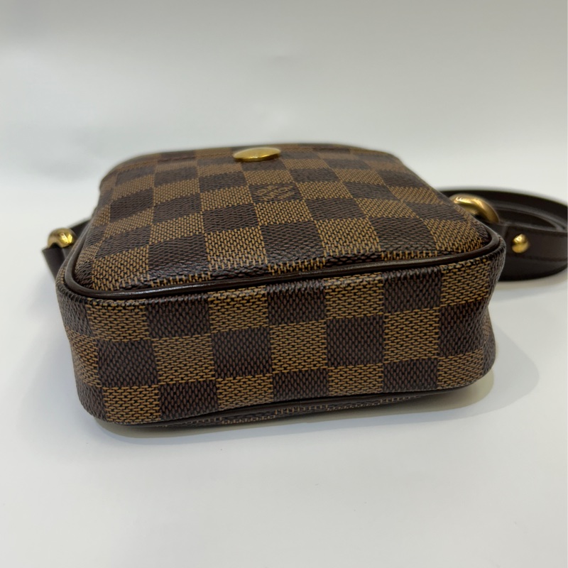 Lv 棋盤格前釦式口袋斜背包-3