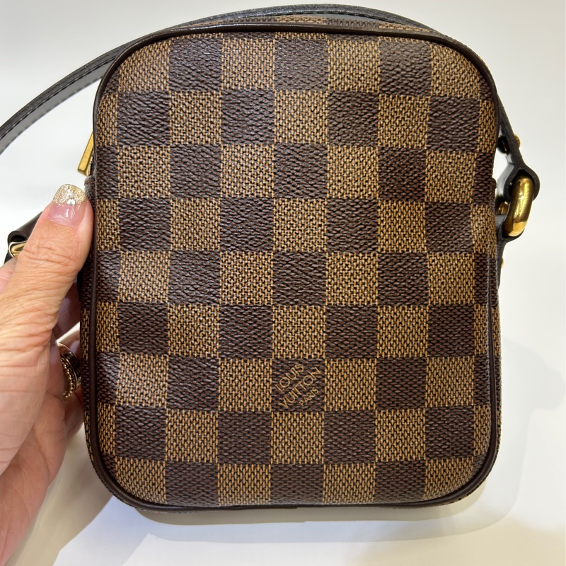 Lv 棋盤格前釦式口袋斜背包-4