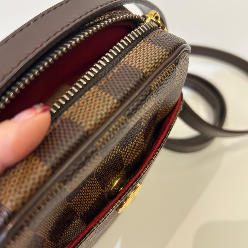 Lv 棋盤格前釦式口袋斜背包-5