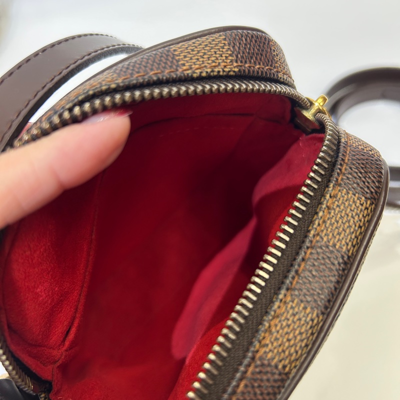 Lv 棋盤格前釦式口袋斜背包-6