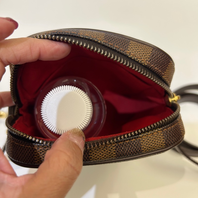 Lv 棋盤格前釦式口袋斜背包-7