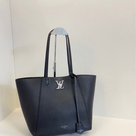 LV 黑銀lock me全皮托特包