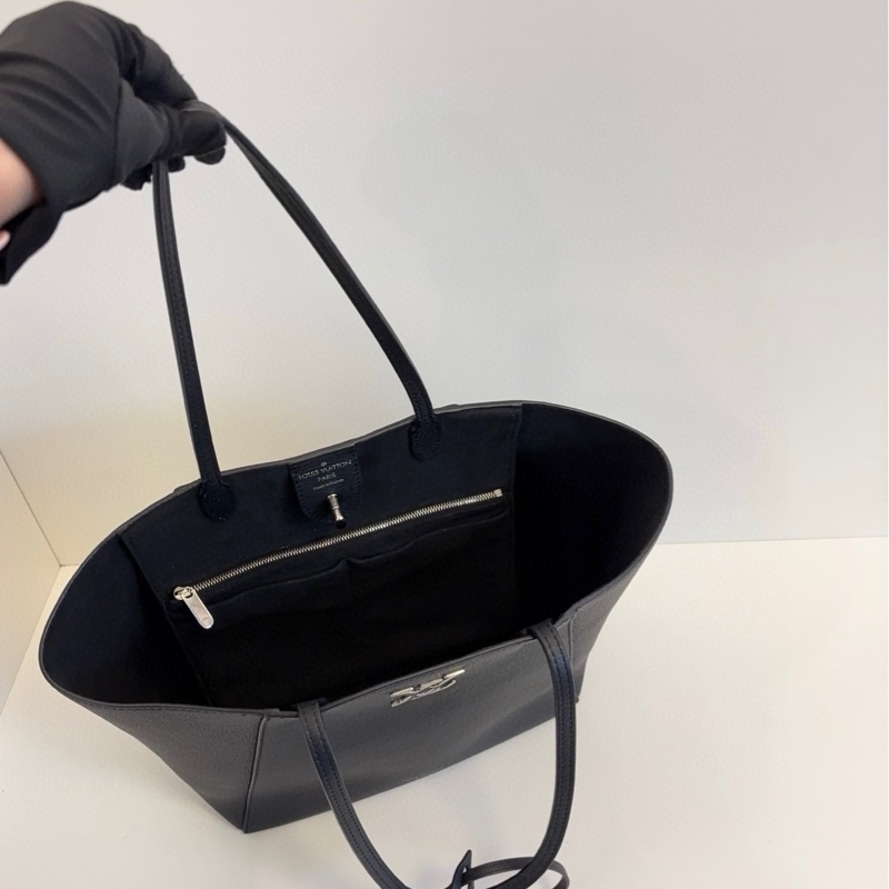 LV 黑銀lock me全皮托特包-4