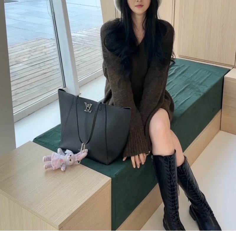 LV 黑銀lock me全皮托特包-5