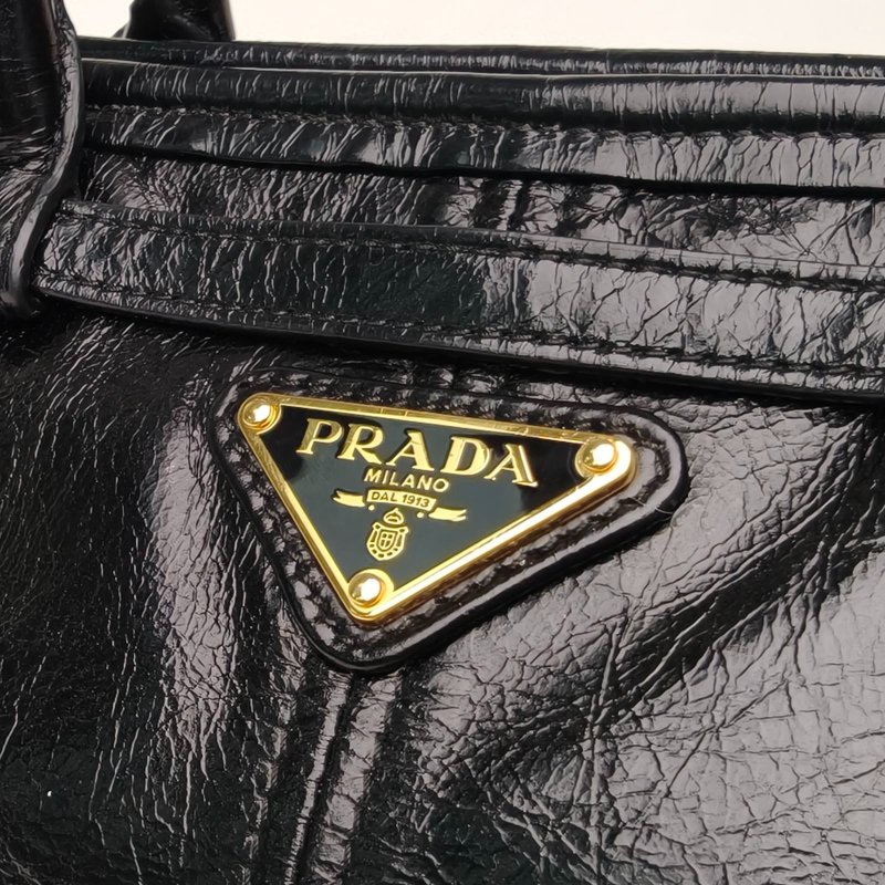 PRADA SoftLux中號黑色油蠟皮金扣肩背包-4