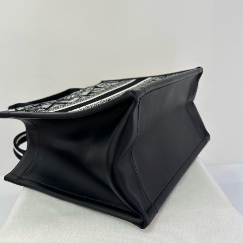 DIOR黑白紋布巴黎街道二用BOOK TOTE-4