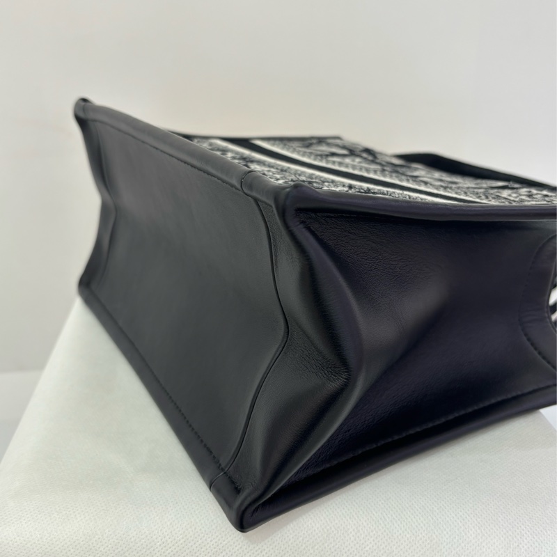 DIOR黑白紋布巴黎街道二用BOOK TOTE-5
