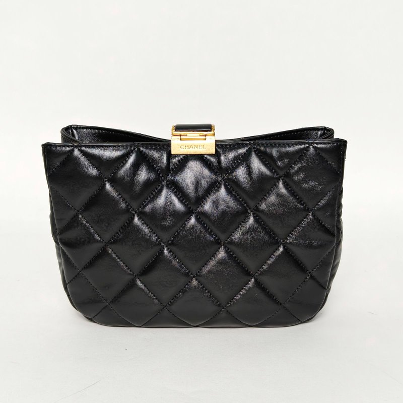 CHANEL 黑色羊皮晶片開金扣22B流浪hobo小號肩背包-2