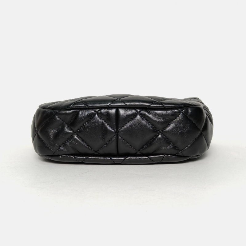 CHANEL 黑色羊皮晶片開金扣22B流浪hobo小號肩背包-4