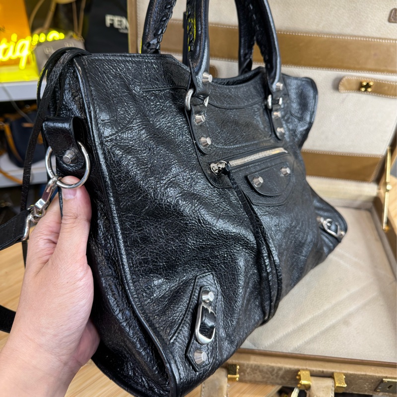 在台現貨Balenciaga 新款CITY黑銀中款機車包/斜背包🩶🖤超好看-1