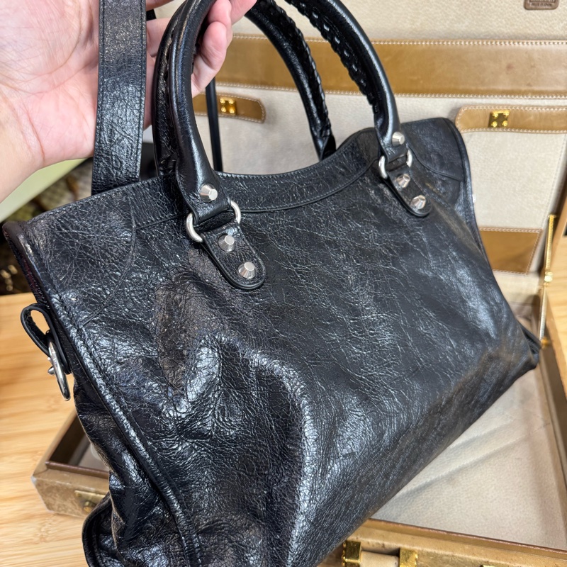 在台現貨Balenciaga 新款CITY黑銀中款機車包/斜背包🩶🖤超好看-5