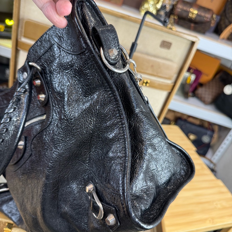 在台現貨Balenciaga 新款CITY黑銀中款機車包/斜背包🩶🖤超好看-11