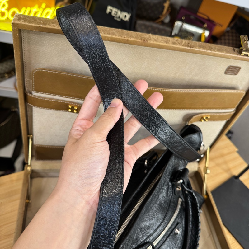 在台現貨Balenciaga 新款CITY黑銀中款機車包/斜背包🩶🖤超好看-13