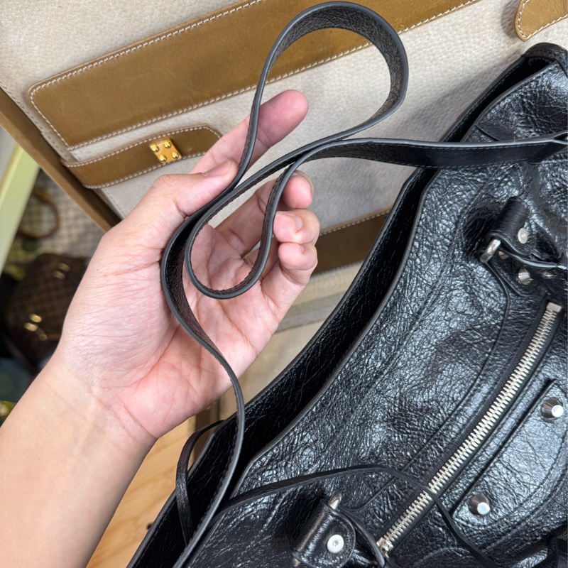 在台現貨Balenciaga 新款CITY黑銀中款機車包/斜背包🩶🖤超好看-14