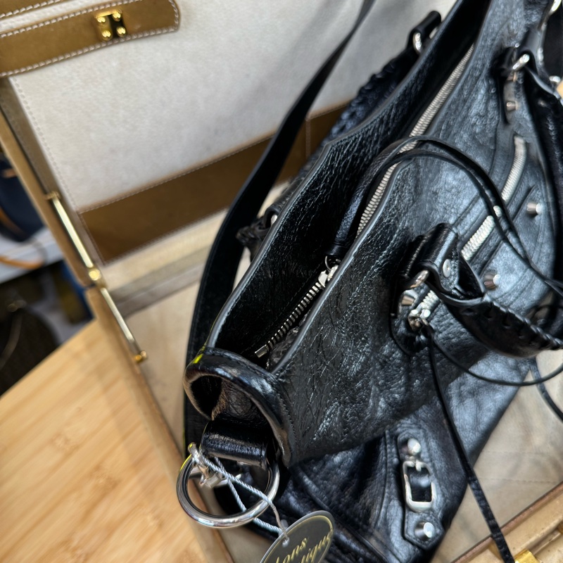 在台現貨Balenciaga 新款CITY黑銀中款機車包/斜背包🩶🖤超好看-15