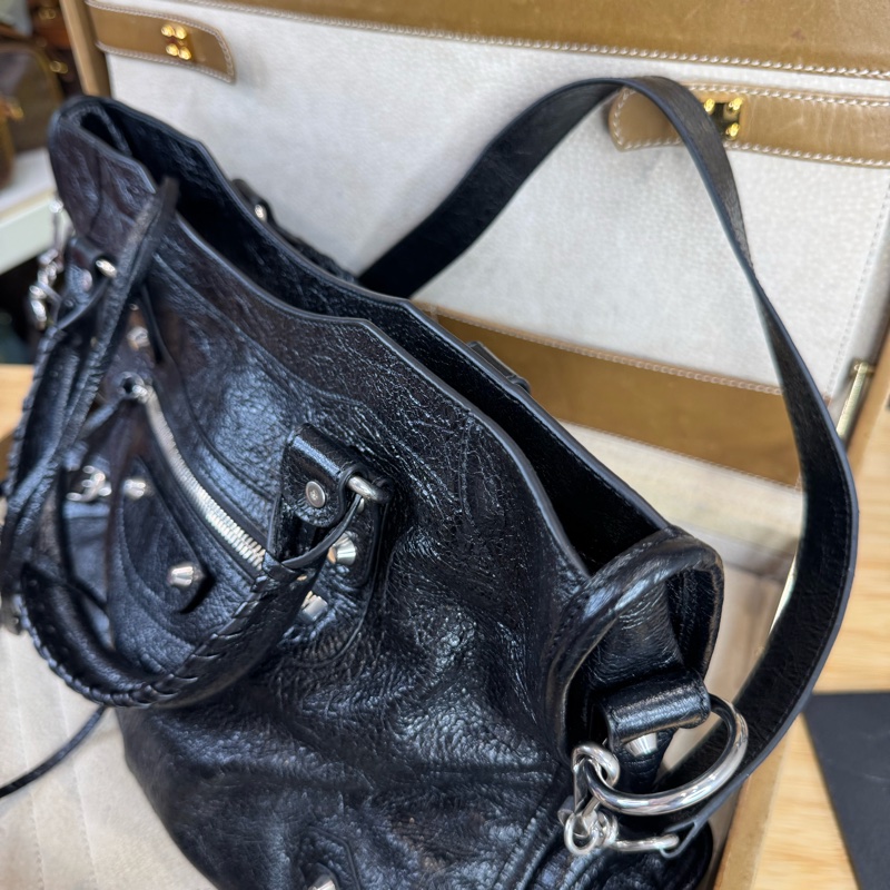 在台現貨Balenciaga 新款CITY黑銀中款機車包/斜背包🩶🖤超好看-16