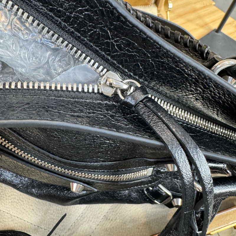 在台現貨Balenciaga 新款CITY黑銀中款機車包/斜背包🩶🖤超好看-17