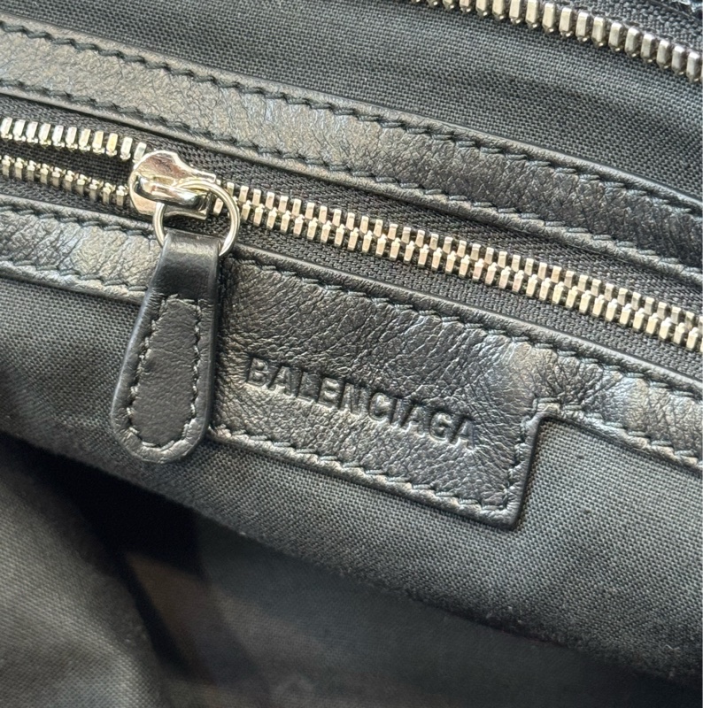 在台現貨Balenciaga 新款CITY黑銀中款機車包/斜背包🩶🖤超好看-20